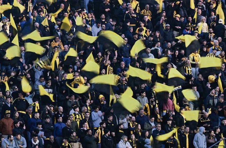 Peñarol desafía la lógica, pero todavía falta para derrotarla