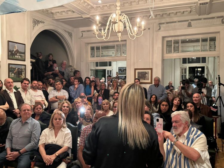 Ripoll en Buenos Aires contrastó al Delgado del “diálogo y el acuerdo” con Orsi que “no pudo con Canelones”