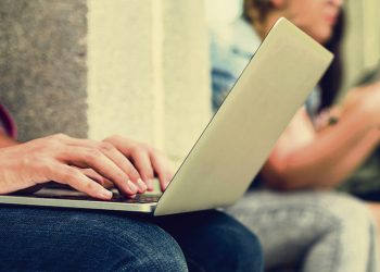 Estudiantes uruguayos atrasados a nivel global en alfabetización y pensamiento computacional