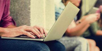 Estudiantes uruguayos atrasados a nivel global en alfabetización y pensamiento computacional