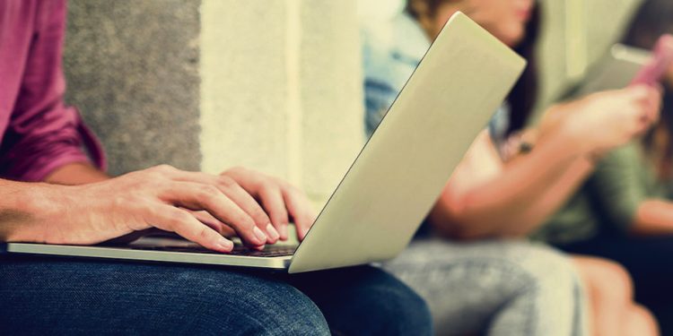 Estudiantes uruguayos atrasados a nivel global en alfabetización y pensamiento computacional