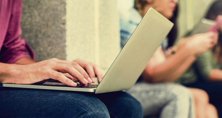 Estudiantes uruguayos atrasados a nivel global en alfabetización y pensamiento computacional