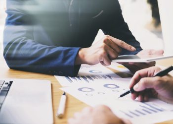 Asesores de inversión y gestores de portafolio manejan 4218 millones de dólares de uruguayos