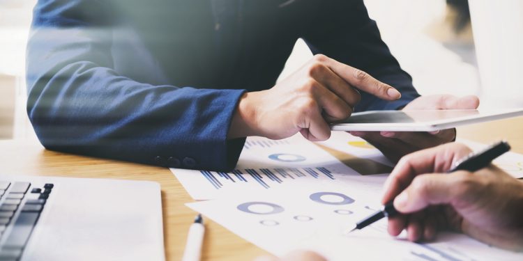 Asesores de inversión y gestores de portafolio manejan 4218 millones de dólares de uruguayos