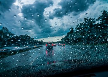 Domingo inicia con tormentas, lluvias y vientos fuertes