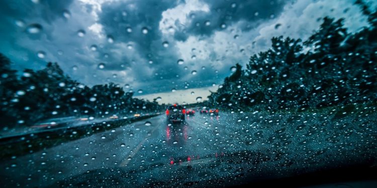 Domingo inicia con tormentas, lluvias y vientos fuertes