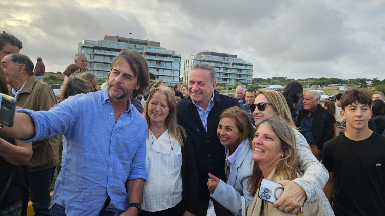 Fue inaugurada la escultura “Mariposa de la vida”, de Pablo Atchugarry