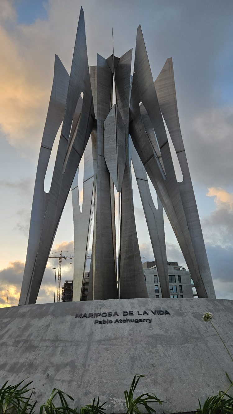 Fue inaugurada la escultura “Mariposa de la vida”, de Pablo Atchugarry