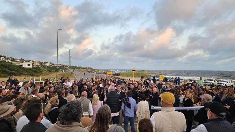 Fue inaugurada la escultura “Mariposa de la vida”, de Pablo Atchugarry
