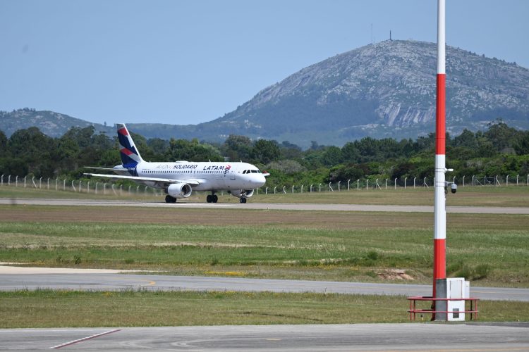 Aeropuerto de Punta del Este recibió primer vuelo de LATAM desde Santiago de Chile