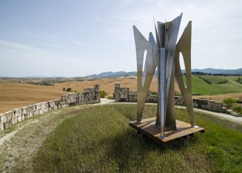 Fue inaugurada la escultura “Mariposa de la vida”, de Pablo Atchugarry
