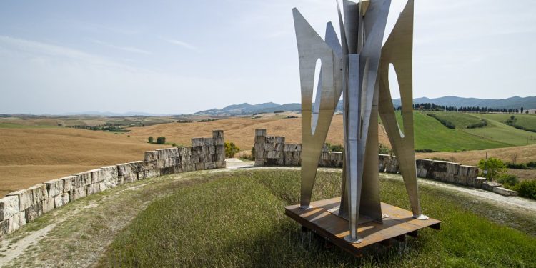 Fue inaugurada la escultura “Mariposa de la vida”, de Pablo Atchugarry