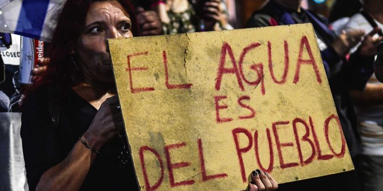El gobierno saliente se alista para firmar el contrato con Arazatí y el entrante examina el proyecto