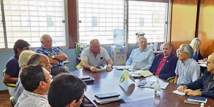 Gremiales lecheras mantuvieron un encuentro con Castillo, futuro ministro de Trabajo