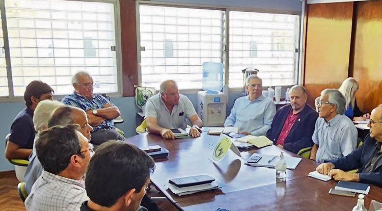 Gremiales lecheras mantuvieron un encuentro con Castillo, futuro ministro de Trabajo