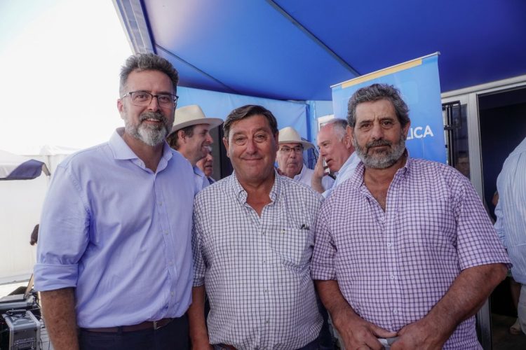 BROU firmó acuerdo con banco estadounidense que permitirá financiar importaciones desde aquel país