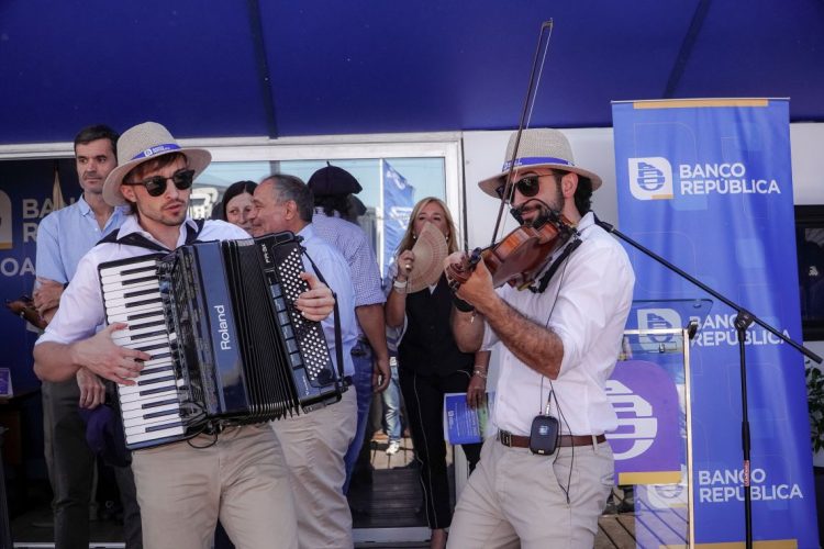 BROU firmó acuerdo con banco estadounidense que permitirá financiar importaciones desde aquel país