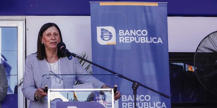 BROU firmó acuerdo con banco estadounidense que permitirá financiar importaciones desde aquel país