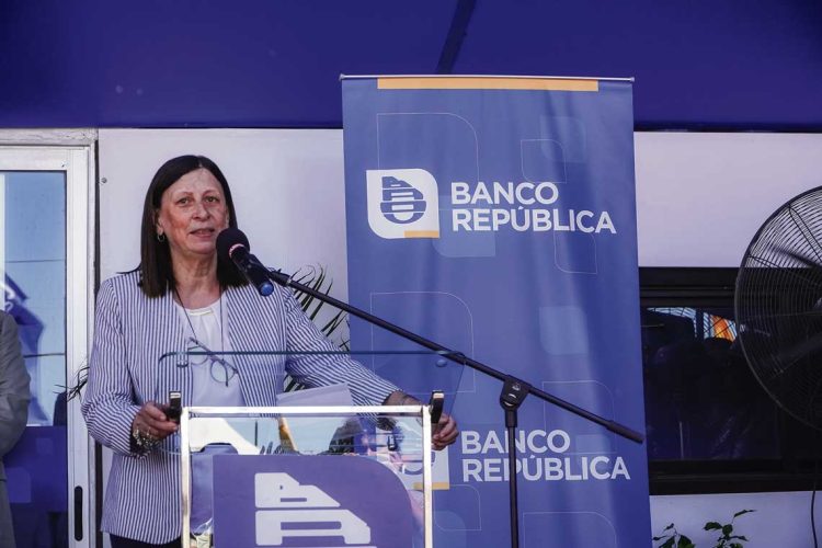 BROU firmó acuerdo con banco estadounidense que permitirá financiar importaciones desde aquel país