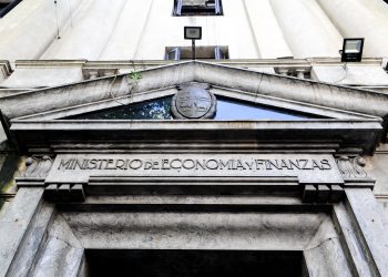 Lo urgente para el Ministerio de Economía: la situación de la Caja de Profesionales, el Casmu y el Ferrocarril Central