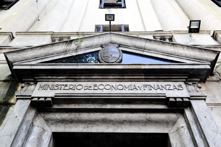 Lo urgente para el Ministerio de Economía: la situación de la Caja de Profesionales, el Casmu y el Ferrocarril Central