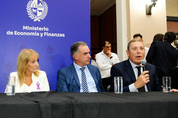Lo urgente para el Ministerio de Economía: la situación de la Caja de Profesionales, el Casmu y el Ferrocarril Central