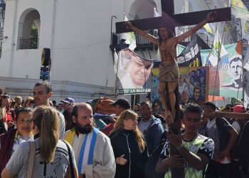 La mañana del sábado 26 de abril trascurrió entre nostalgia y alegría por el recuerdo de una de las personalidades que seguramente será una de las más destacadas de Argentina. La Mañana fue testigo del fervor de nuestro vecino país.