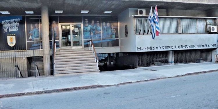 Uruguay cumplió 125 de fútbol oficial con un nuevo aniversario de la AUF