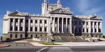 Vínculos laborales con el Estado superan los 300 mil: representan el 16% de los ocupados en Uruguay