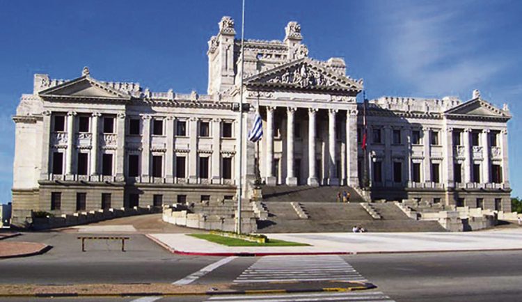 Vínculos laborales con el Estado superan los 300 mil: representan el 16% de los ocupados en Uruguay