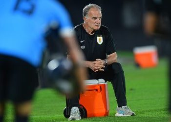 Uruguay visita a Paraguay con once renovado por bajas clave