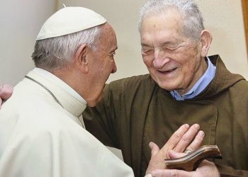 Padre Luis Dri junto al papa Francisco. Fuente: Vatican News