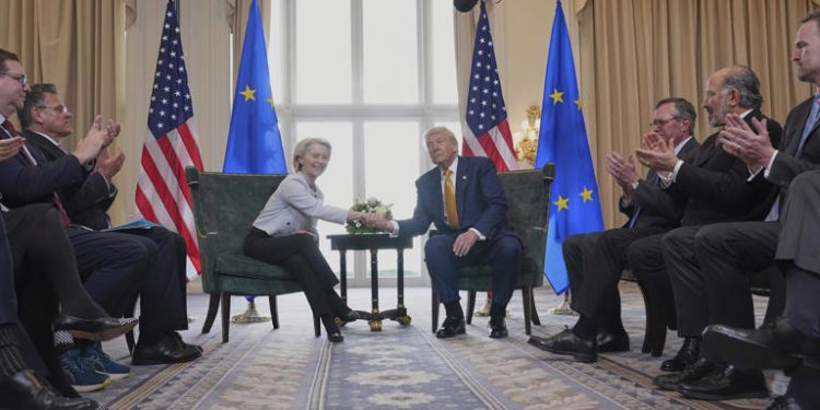 Washington y Bruselas sellan pacto comercial que divide a Europa