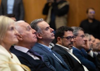 Ministro del Interior, Carlos Negro, junto al presidente Yamandú Orsi y otros jerarcas durante la presentación de este lunes. Foto: Presidencia.