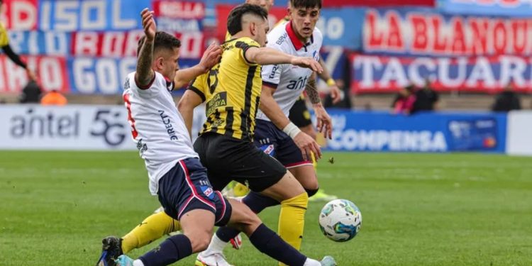 Peñarol ganó la copa, pero no pudo cortar la racha invicta de Nacional en clásicos