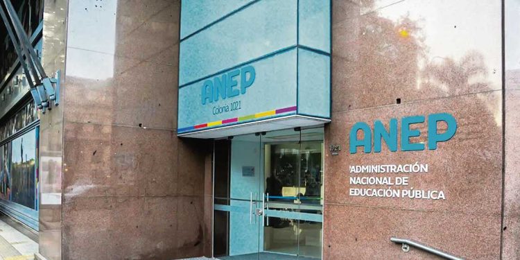 Aumenta el ausentismo crónico en liceos y controlarán asistencias con cámaras de reconocimiento facial