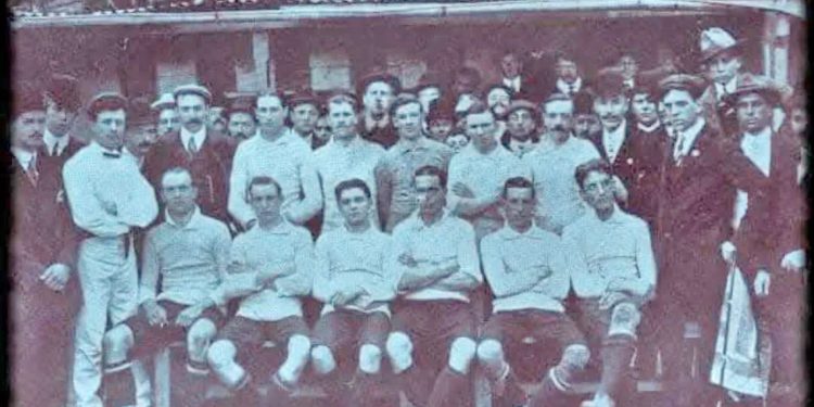 La historia del nacimiento de la camiseta celeste en 1910