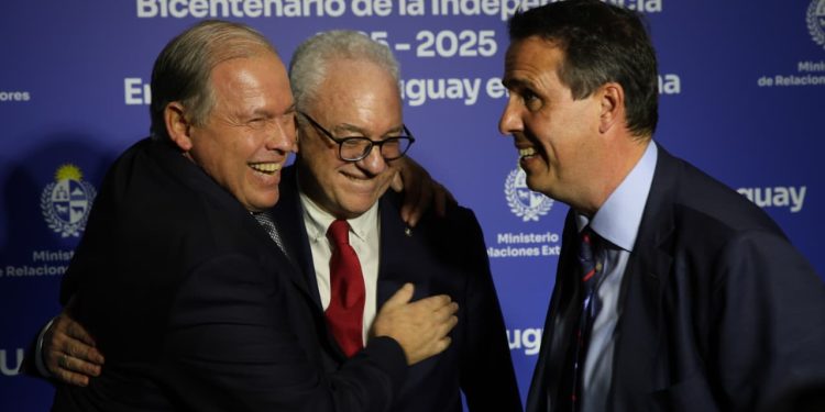 Cancilleres de Argentina y Uruguay destacaron el rol del Mercosur durante el acto por el Bicentenario en Buenos Aires