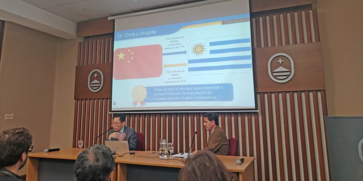 Embajador de China en Uruguay destacó el potencial de la relación bilateral en conferencia en la UCU