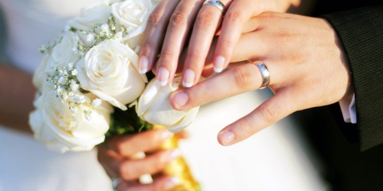 ¿Contra el matrimonio joven?