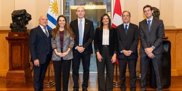 La Cámara de Comercio Suizo-Uruguaya celebra sus 80 años en el Teatro Solís