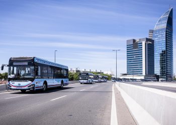 Montevideo avanza hacia la movilidad eléctrica: CUTCSA incorpora 60 ómnibus con financiamiento de CAF