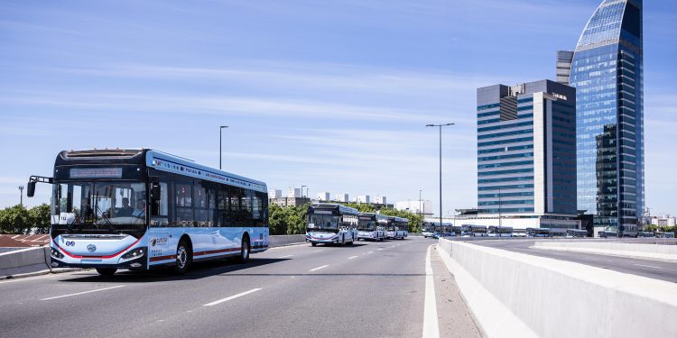 Montevideo avanza hacia la movilidad eléctrica: CUTCSA incorpora 60 ómnibus con financiamiento de CAF