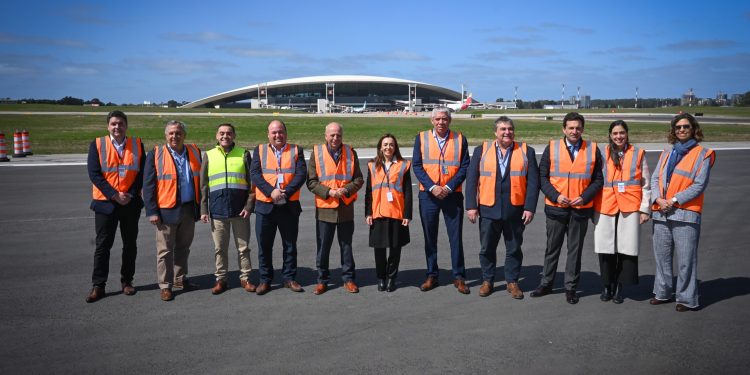 Comisión de Defensa del Senado conoció avances del nuevo sistema de aterrizaje del Aeropuerto de Carrasco