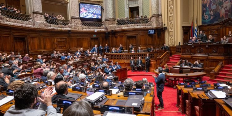 Cabildo Abierto y los partidos tradicionales: las apariencias engañan