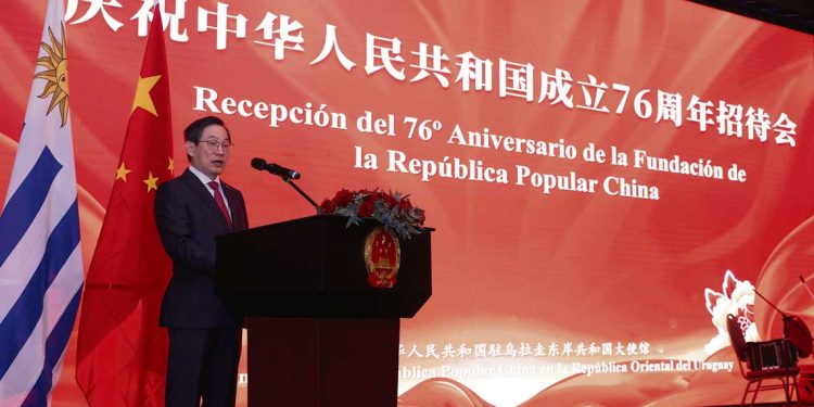 Recepción en Montevideo por el 76º aniversario de la República Popular China