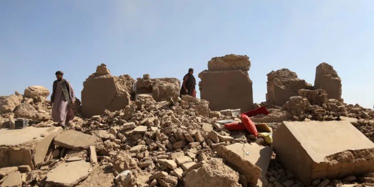 Terremoto en Afganistán deja más de 800 muertos y miles de heridos