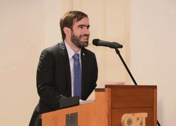 Estudio reveló que las personas mayores sienten temor o rechazo por la inteligencia artificial, pero la usan sin saberlo