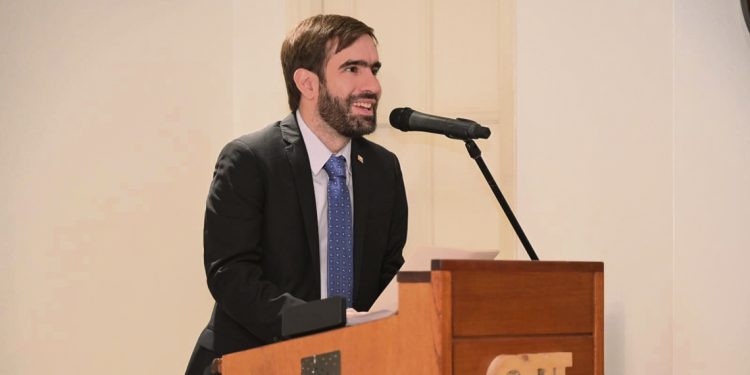 Estudio reveló que las personas mayores sienten temor o rechazo por la inteligencia artificial, pero la usan sin saberlo