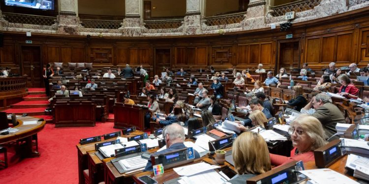 Sable en mano y carabina a la espalda